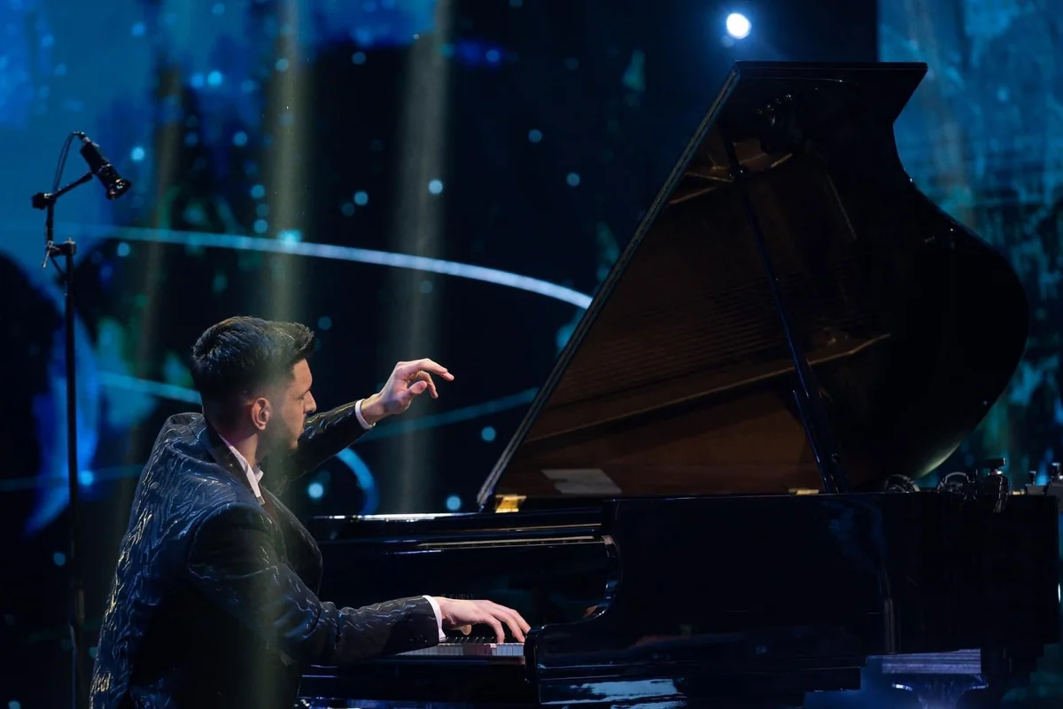 Albert Gugulan at the piano on stage.